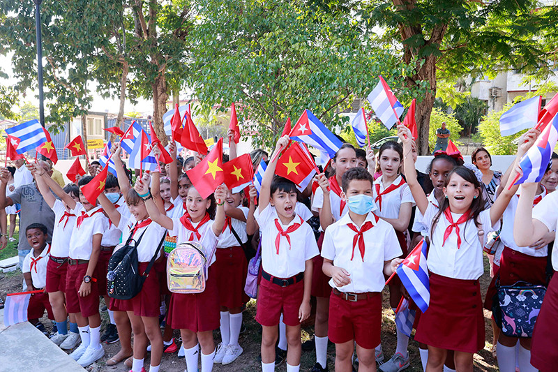 Thiếu nhi Cuba dự buổi lễ. (Ảnh: Doãn Tấn TTXVN)